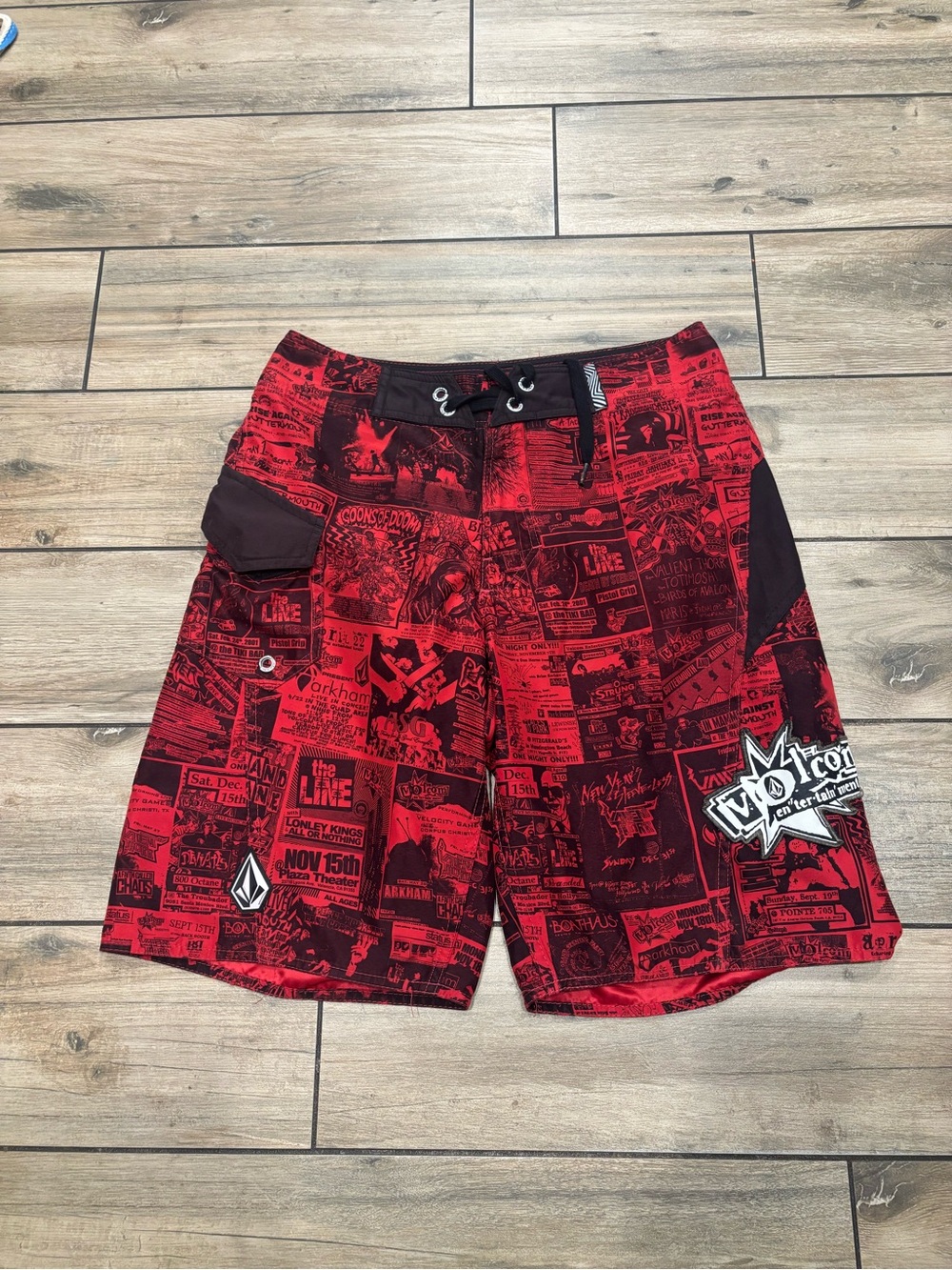 Vintage Y2K Volcom Entertainment Newsprint Flyers Boardshorts Size 30 11 Inseam